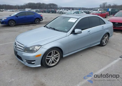 2013 Mercedes-Benz C 300 Sport 4Matic z USA, uszkodzony, nr VIN WDDGF8AB1DR272513